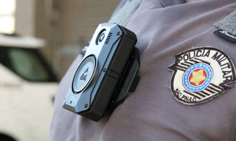 Imagem mostra câmera acoplada na farda de policial militar do estado de São Paulo.