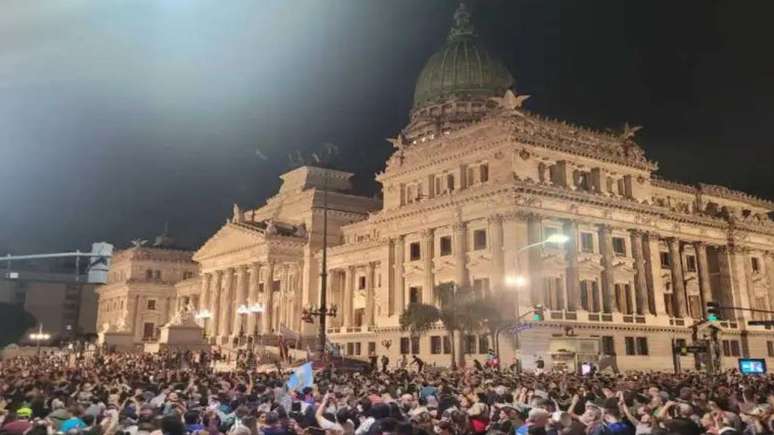 Panelaço em frente ao Congresso