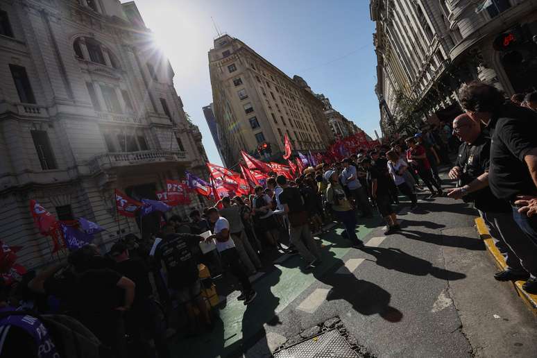 Argentinos protestam contra medidas do presidente Javier Milei