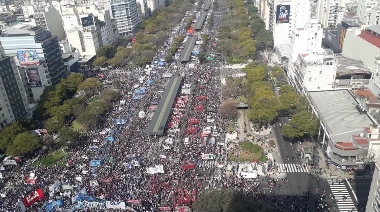Vista aérea mostra milhares de pessoas marcham pela avenida 9 de Julho, em Buenos Aires