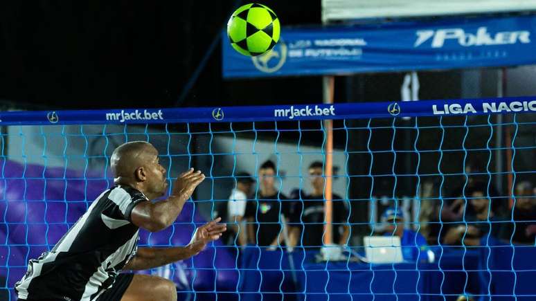 Felipe Adão em jogo de futevôlei