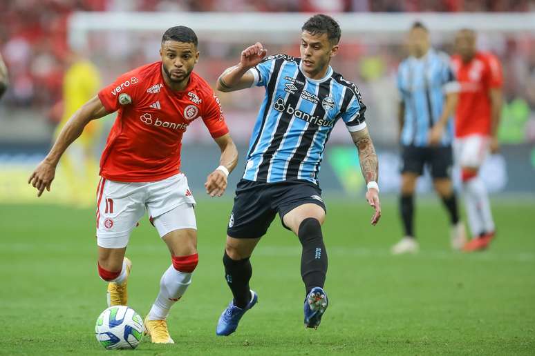 Volante Carballo atuando no clássico Gre-Nal - 