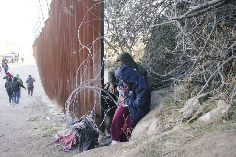 Migrantes atravessam onde termina o muro fronteiriço entre EUA e México