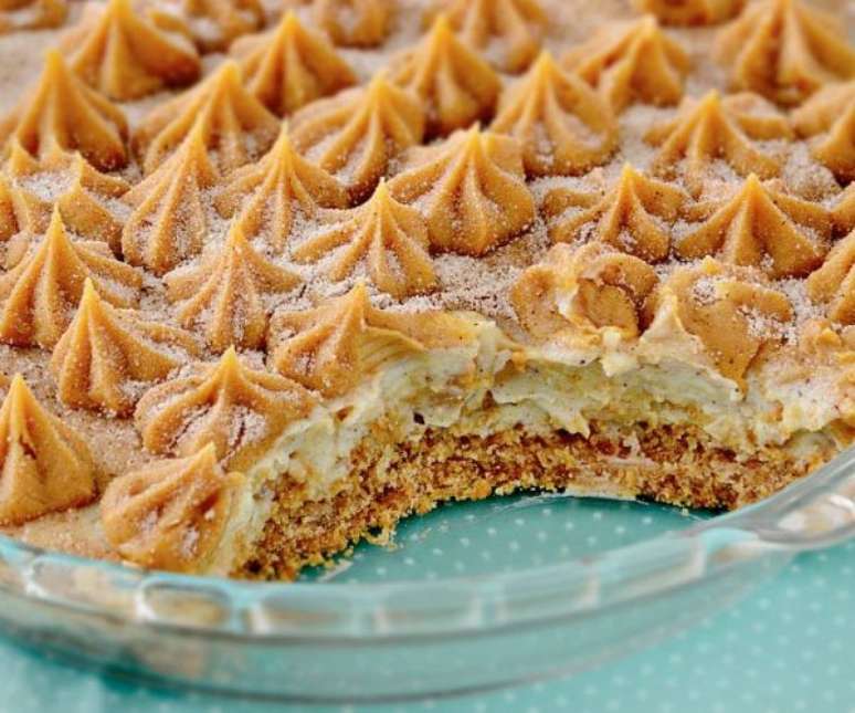 Torta de churros na travessa (Reprodução / Guia da Cozinha)