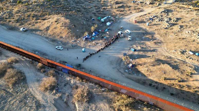 Existem três acampamentos não oficiais ao ar livre em uma área desértica no meio do caminho entre San Diego e Calexico