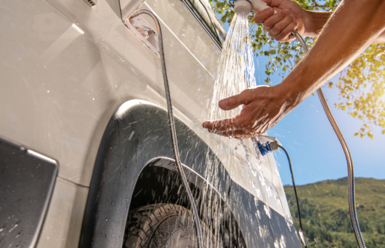 Chuveiro externo portátil: ideal para uso temporário ou em locais sem encanamento fixo – Foto: Shutterstock