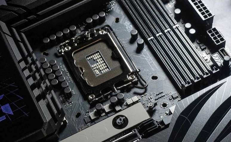 Por mais que a Intel tenha sido a primeira, a AMD está na frente com a adesão do PCIe 5.0 em seus produtos (Imagem: Divulgação/ASUS)