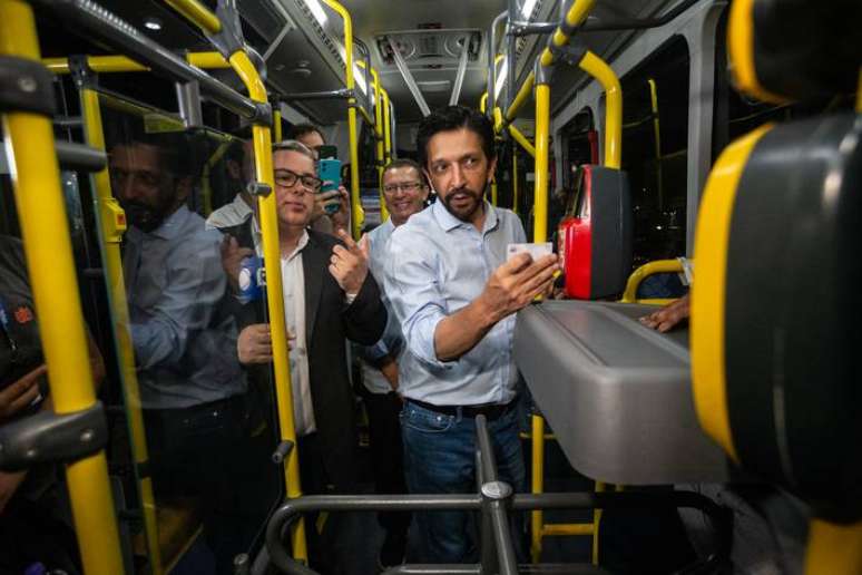 O prefeito de São Paulo, Ricardo Nunes (MDB), andou de ônibus para lançar o programa de tarifa zero no último domingo, 17
