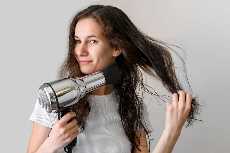 Saiba como secar o cabelo do jeito certo |