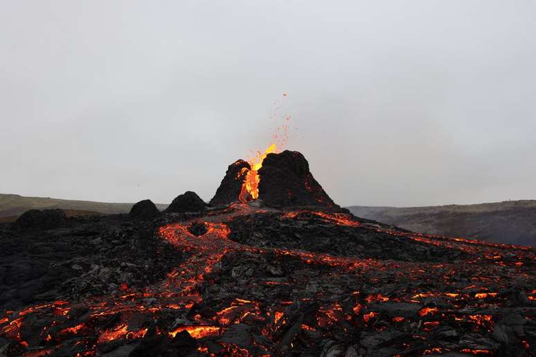 Quando o magma é expelido para superfície terrestre, durante a erupção de um vulcão, ele recebe o nome de lava (Imagem: Toby Elliott/Unsplash)