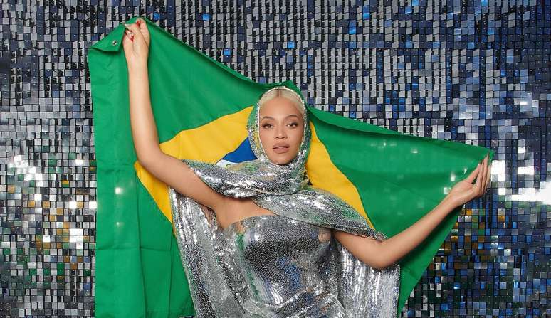 Beyoncé com roupa brilhante e segurando a bandeira do Brasil em sua passagem pelo País no início do ano.