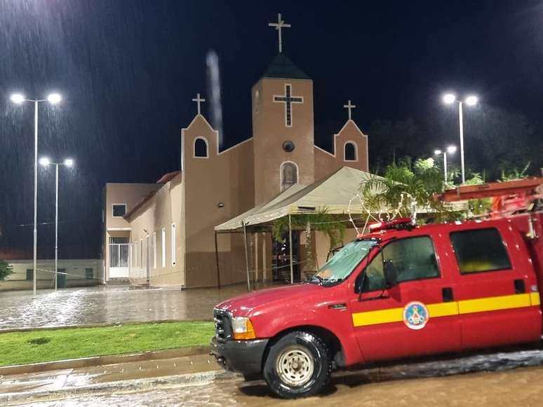 Desabamento em igreja durante celebração deixa 80 feridos em Minas Gerais 