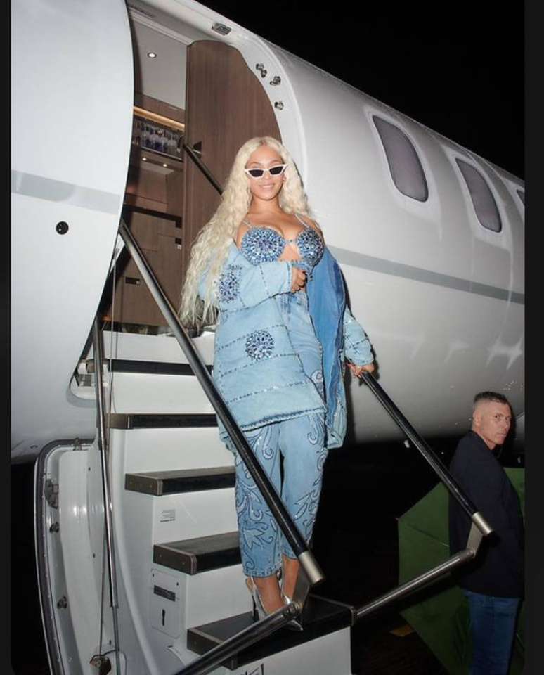 Beyonc&eacute; na porta de seu avi&atilde;o