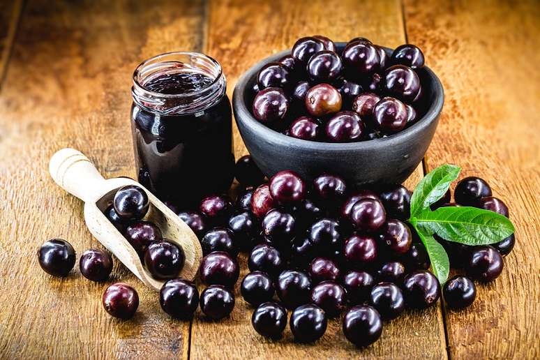 A jabuticaba ajuda a hidratar e também protege a pele contra danos causados pelo sol