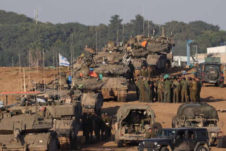 Tanques israelenses perto da Faixa de Gaza