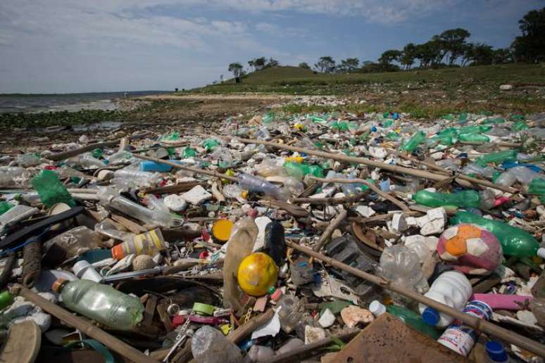 Estimativa é de que cada brasileiro possa ser responsável por poluir os mares com até 16 quilos de plásticos por ano