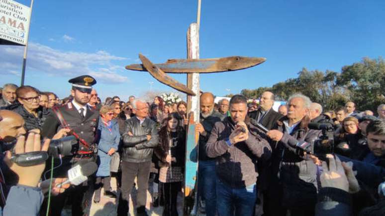 Via Crucis em homenagem a vítimas de naufrágio em Cutro, sul da Itália