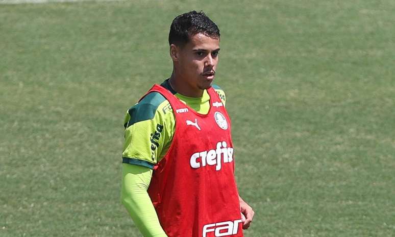 Zagueiro Lucas Freitas em treino pelo Palmeiras em 2022 - 