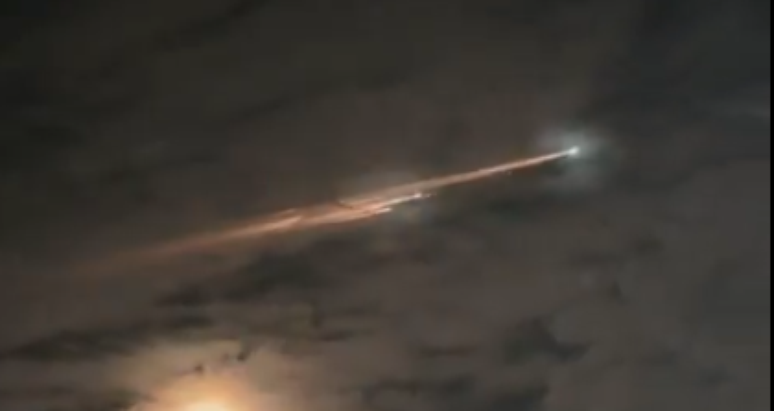 O rastro luminoso se tratava de reentrada de lixo espacial na atmosfera
