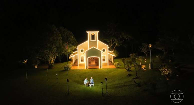 À noite, uma iluminação especial contorna a capela de Nossa Senhora de Fátima