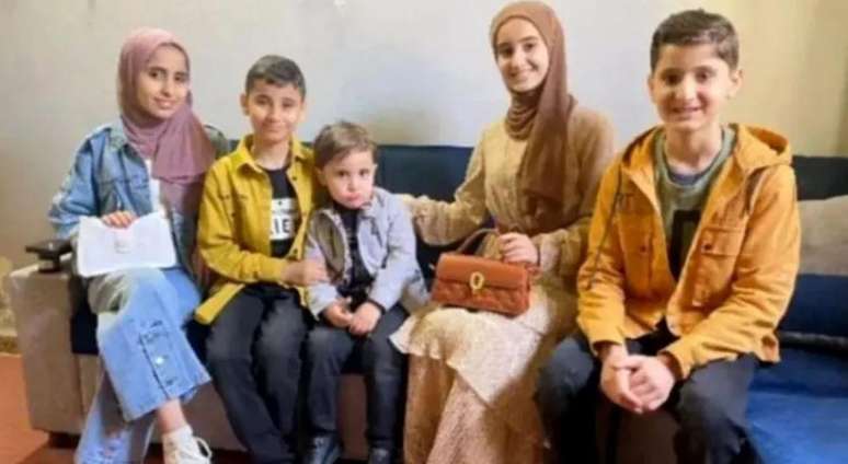 Awni (&agrave; dir) com seus irm&atilde;os e irm&atilde;s; todos morreram na explos&atilde;o