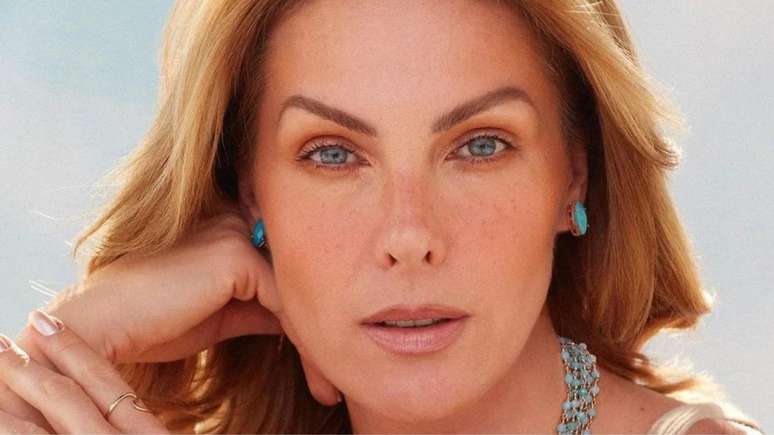 Ana Hickmann renews her bronze with a red bikini on Christmas Eve