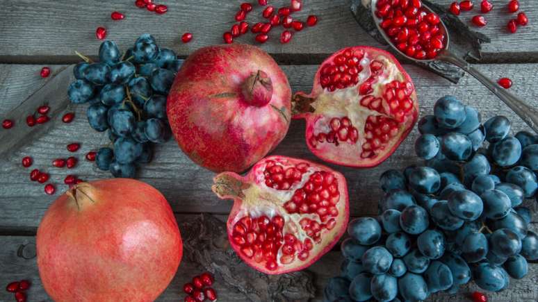 Rituals with grapes and pomegranates to attract money on Christmas Eve