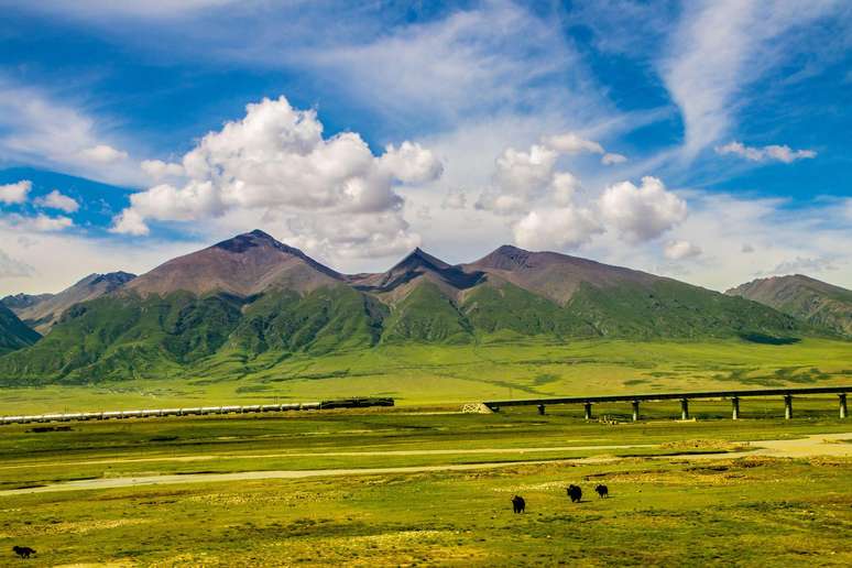 Os passageiros têm vistas incríveis do Lago Qinghai