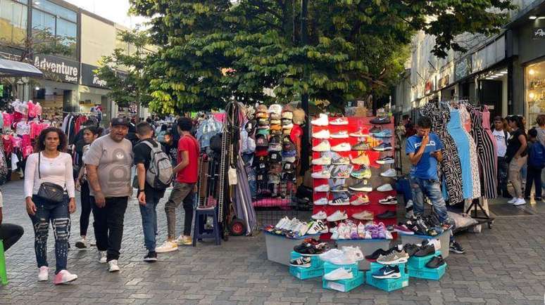 O boulevard Sabana Grande, em Caracas, parece atualmente uma festa. Há quem diga: 'sempre foi'