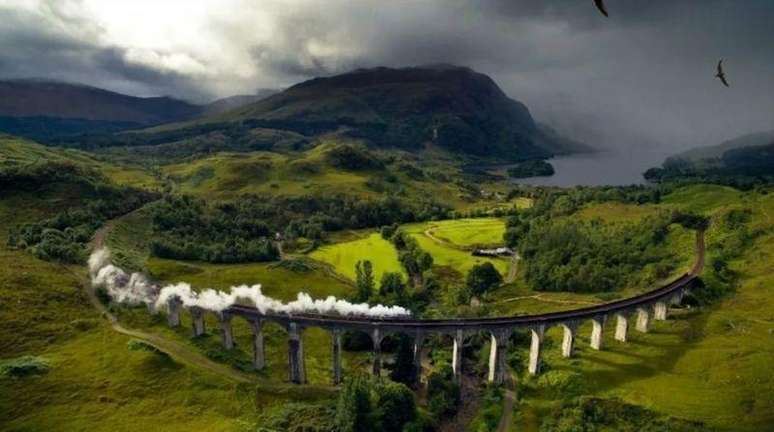 Viaduto Glenfinnan, percorrido pelos trens da linha West Highland, na Escócia