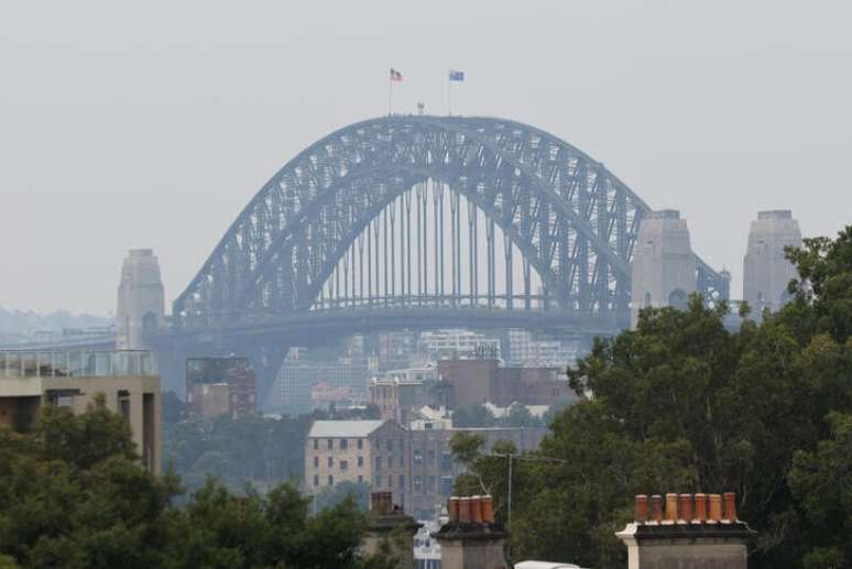 Ponte da Baia de Sydney, Austrália, envolta de fumaça de incêncios florestais. 
19/12/2023
REUTERS/Alasdair Pal