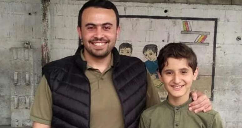 Awni com seu professor: o menino havia vencido v&aacute;rios pr&ecirc;mios estudantis