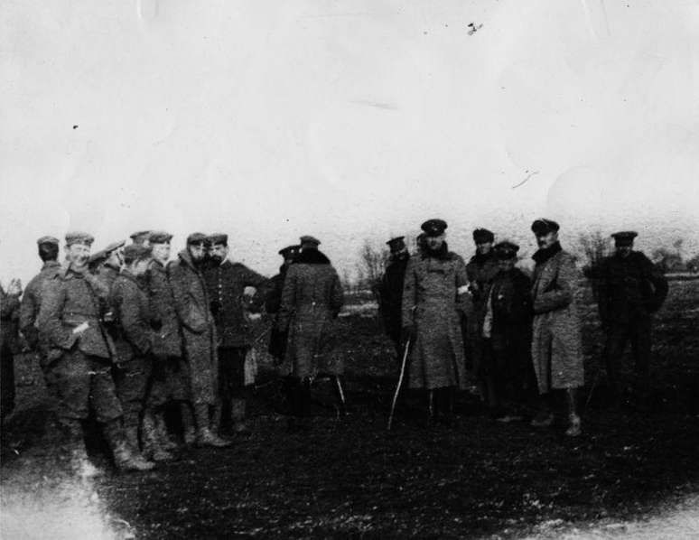 Soldados britânicos e alemães durante trégua não oficial de 1914