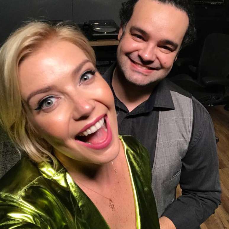 O pianista Ivan Teixeira e a cantora Luiza Possi nos bastidores de um show, em 2019