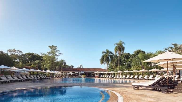 Piscina aquecida com três profundidades e a linha de frente de espreguiçadeiras