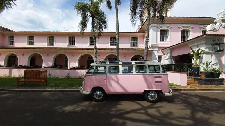 Sorvetinho: a Kombi Corujinha na mesma paleta da fachada do hotel