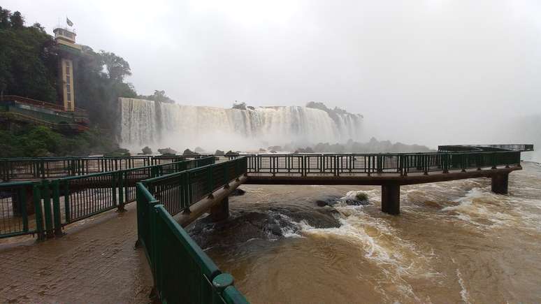 Passarela em frente ao Salto Floriano vazia: o privilégio maior para quem se hospeda no Belmond Cataratas