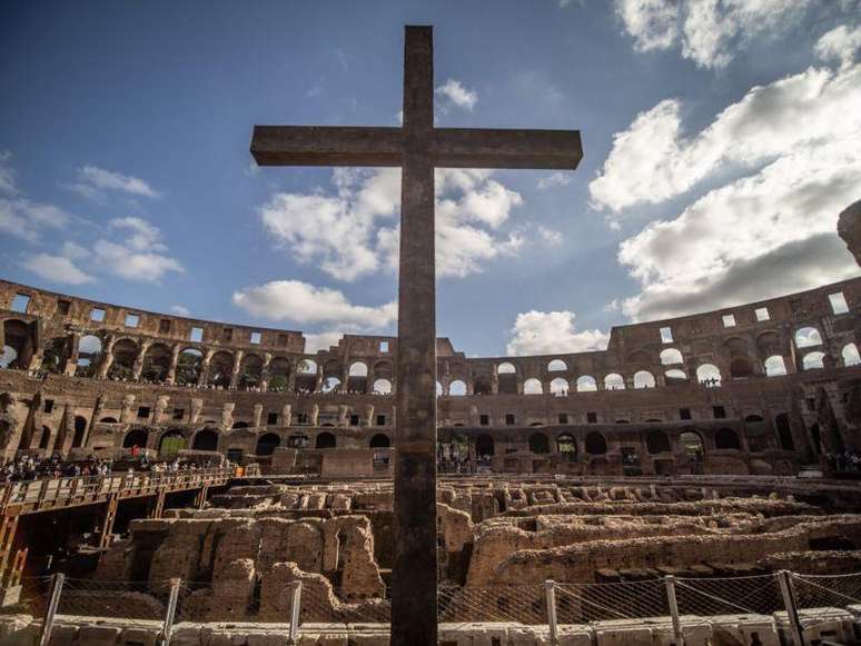 O cristianismo primeiro foi perseguido e depois adotado como religião oficial do império romano