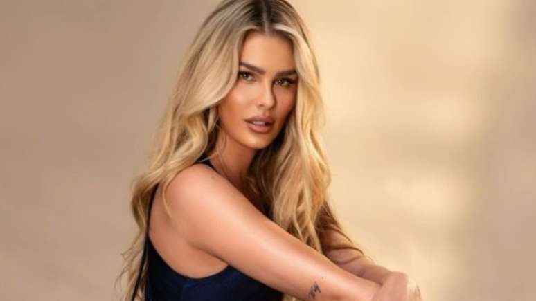 Yasmin Brunet shocks with her tiny waist after liposuction rumors