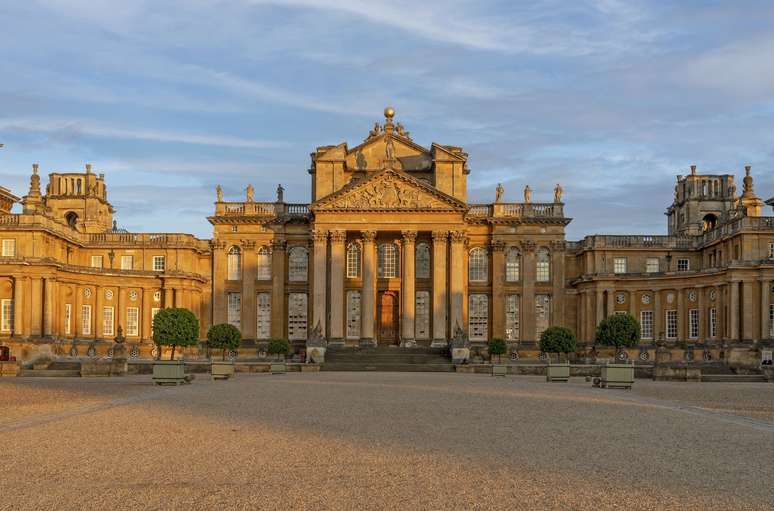 O Blenheim Palace, em Oxfordshire, substituiu o francês Palácio das Tulherias nas gravações do filme