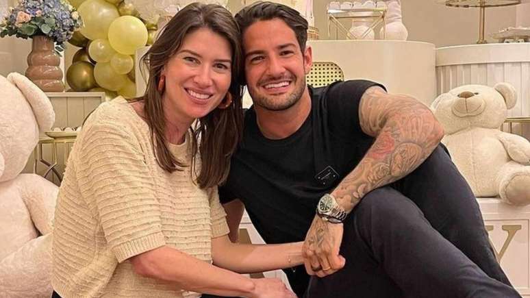 Rebeca Abravanel e quanto a sua barriga de grávida já cresceu em fotos com o marido