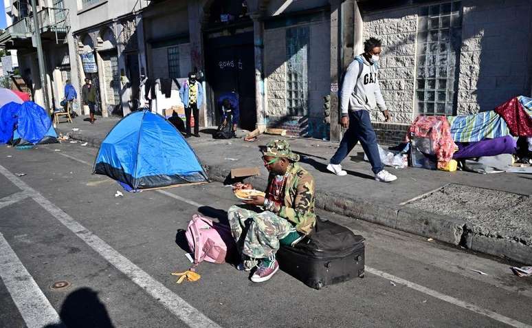 Pessoas em situação de rua em Los Angeles, cidade em que quase um quarto das vítimas de homicídios em 2022 eram desabrigadas