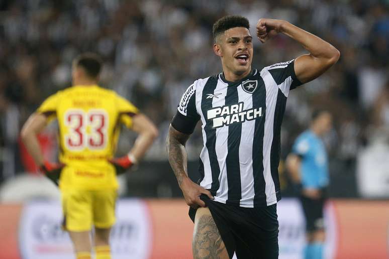 Lu&iacute;s Henrique atuando pelo Botafogo e homenageando Tiquinho Soares na comemora&ccedil;&atilde;o do gol &ndash; (FOTO: V&Iacute;TOR SILVA/BOTAFOGO)