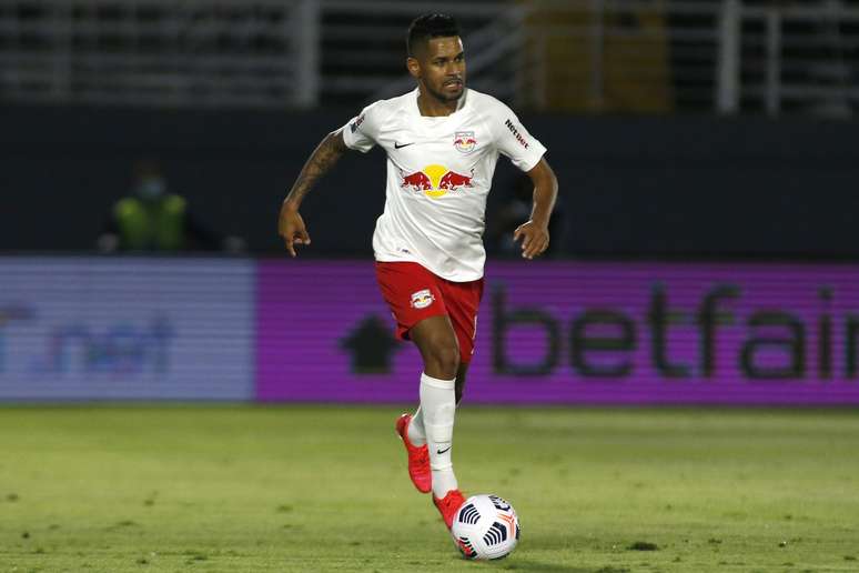 SAO PAULO, SP (FOLHAPRESS) – 22 DE SEPTIEMBRE: Aderlan de Bragantino controla el balón durante el partido de ida semifinal de la Copa Sudamericana CONMEBOL 2021 entre RB Bragantino y Libertad en Nabi Abi Chedid el 22 de septiembre de 2021 en Sao Paulo, Brasil.  (