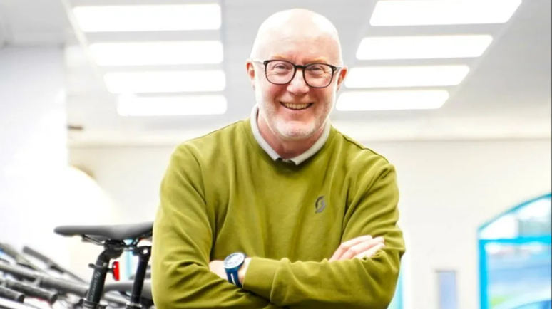 Eamon Barrett investiu milhares de euros para melhorar ilumina&ccedil;&atilde;o da sua loja de bicicletas