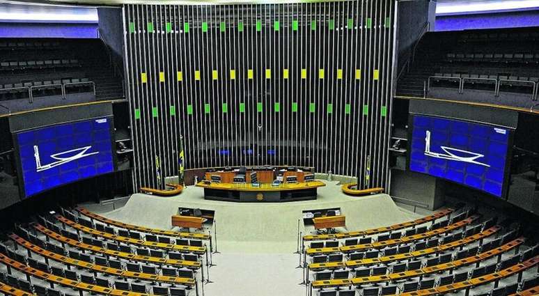 Plenário vazio: durante o recesso parlamentar, recessão e impeachment dominam o noticiário