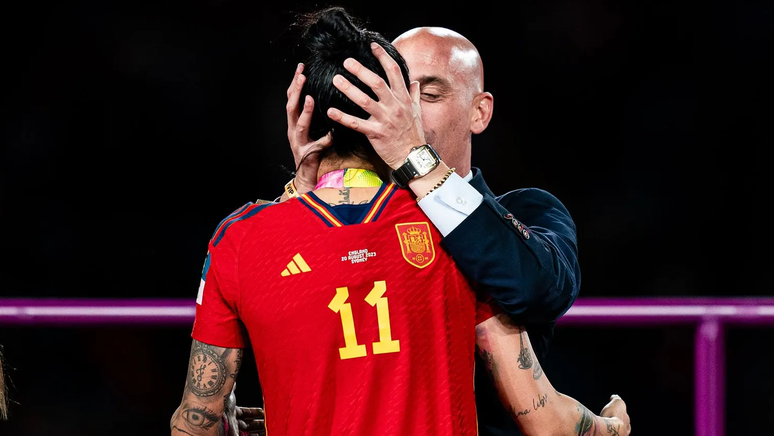 Presidente da Federa&ccedil;&atilde;o Espanhola de Futebol, Luis Rubiales, beija Jennifer Hermoso, da Espanha, durante a cerim&ocirc;nia de medalha da final da Copa do Mundo Feminina