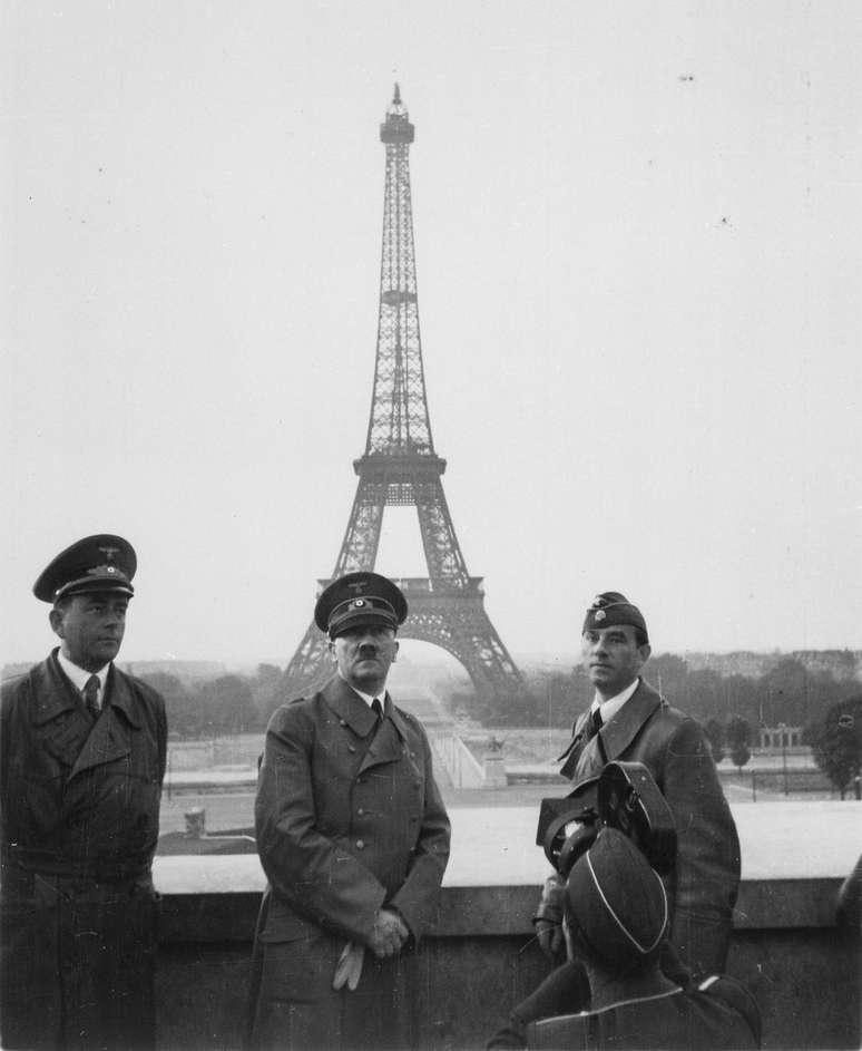 Os nazistas ocupam Paris: Hitler posa em frente &agrave; torre Eiffel, ao lado do arquiteto Albert Speer (&agrave; esq.) e e do escultor Arno Breker, em junho de 1940
