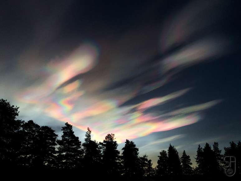 Nuvens nacaradas em uma tarde de inverno em Kongsgårdmoen, Kongsberg, Noruega.