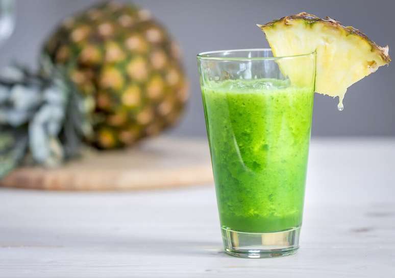 Suco de abacaxi com couve – Foto: Shutterstock